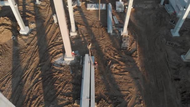 Constructores están construyendo una vista de la casa puesta de sol desde un dron — Vídeos de Stock