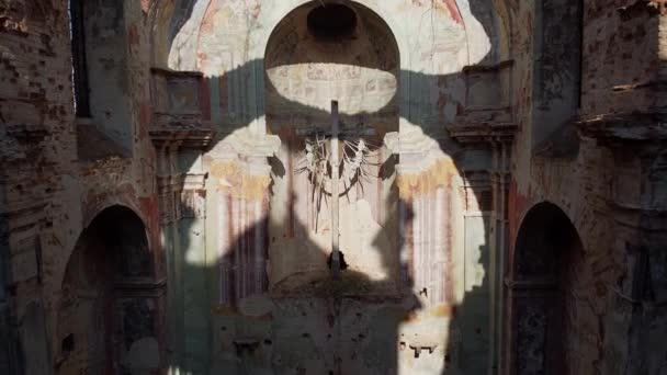 Forntida kors på bakgrunden av kyrkan ruiner — Stockvideo
