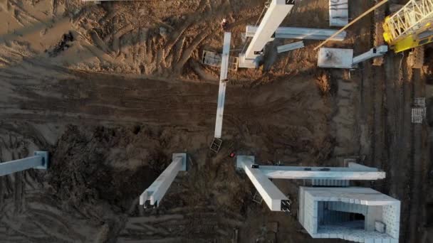 Stavitelé postavit dům při západu slunce horní pohled — Stock video