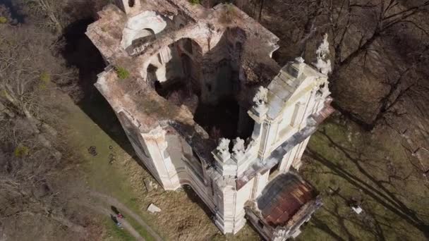 Ruinas de la antigua iglesia cerca del lago — Vídeos de Stock