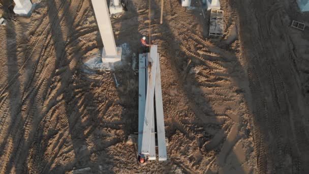 Constructores están construyendo una vista de la casa puesta de sol desde un dron — Vídeos de Stock