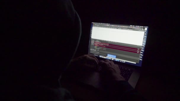 Hacker koncept med hjälp av en dator med stark belysning och dramatiskt intryck — Stockvideo