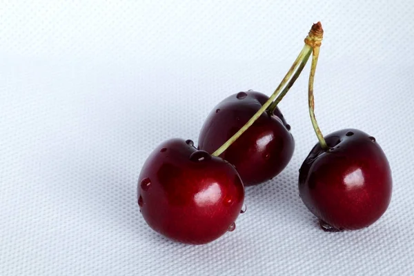 Bunch of sweet cherries on a white cloth — Stock Photo, Image