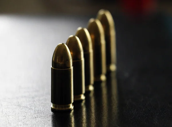 Pistool kogels bekleed op zwarte achtergrond — Stockfoto