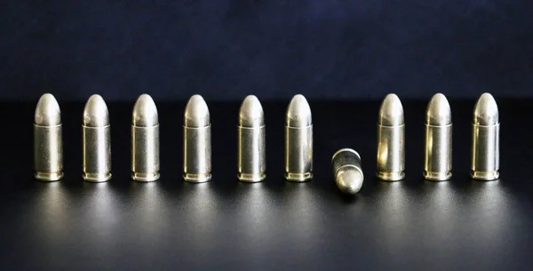 Pistolenkugeln auf schwarzem Hintergrund — Stockfoto