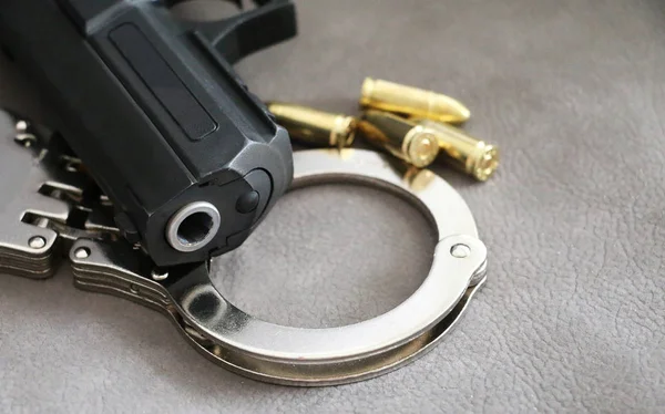Pistol handbojor och pistol kulor — Stockfoto