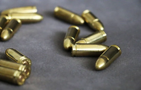 Scattering av pistol kulor på en grå bakgrund — Stockfoto