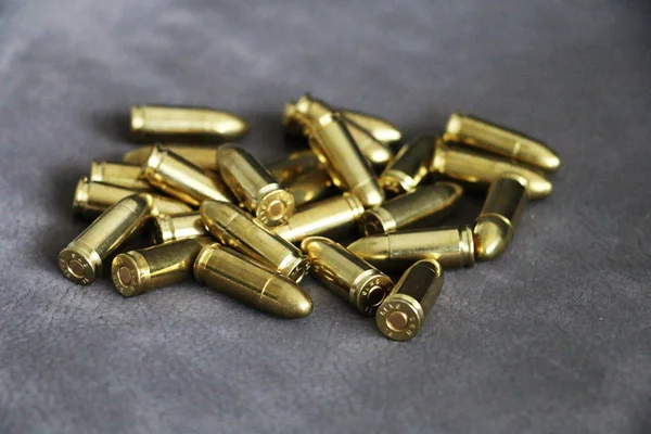 Dispersión de balas de pistola sobre un fondo gris — Foto de Stock