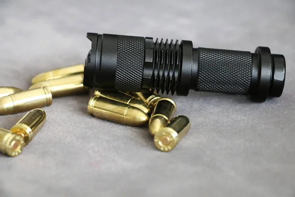 Taktische Taschenlampe und Pistolenkugeln — Stockfoto