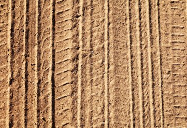 Kumlu bir yolda lastik izleri ile arka plan