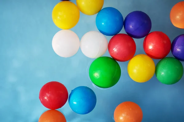 Plastic colored balls in the children\'s pool