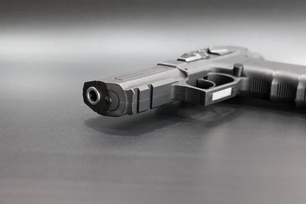 Schwarze 9 mm Pistole auf grauem Hintergrund — Stockfoto