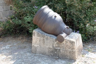 19. yüzyılda Napolyon kuşatması sırasında eski Acre surlarında havan topu. İsrail.