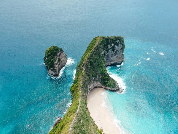 マンタ湾やインドネシアのバリ島ヌサペニダ島のケリングキングビーチでの青い海の景色の空中ドローンビュー — ストック写真