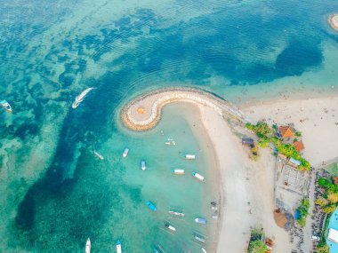 Geleneksel Balili balıkçı tekneleri ile okyanus, tekne, sahil manzarası Sanur Sahili, Bali, Endonezya 'da inanılmaz mavi okyanus