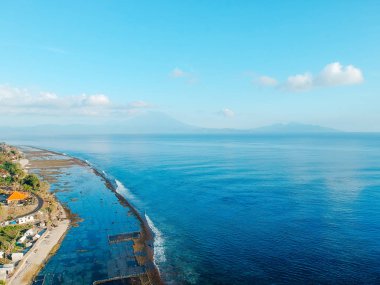 Nusa Penida, Bali, Endonezya inanılmaz mavi okyanus ve arkasında volkan arka plan ile Hava drone görünümü plaj veya kıyı