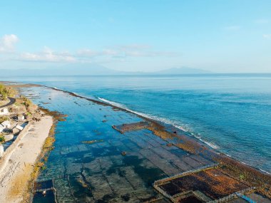 Nusa Penida, Bali, Endonezya inanılmaz mavi okyanus ve arkasında volkan arka plan ile Hava drone görünümü plaj veya kıyı
