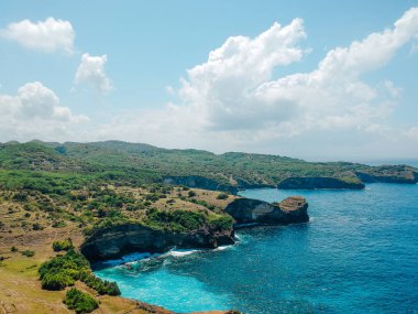 Nusa Penida Broken Beach çevresinde havadan drone görünümü, Bali, Endonezya. Rocky Coast Ve Koyların Havai Görünümü