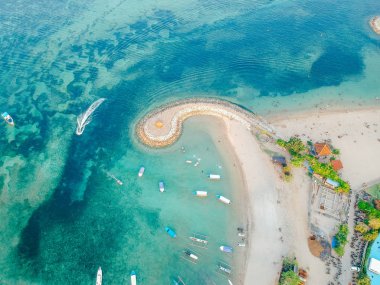 Geleneksel Balili balıkçı tekneleri ile okyanus, tekne, sahil manzarası Sanur Sahili, Bali, Endonezya 'da inanılmaz mavi okyanus