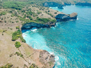 Nusa Penida, Bali, Endonezya inanılmaz mavi okyanus ile uçurum, okyanus, plaj, kıyı havadan drone görünümü