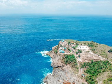 Nusa Penida Broken Beach çevresinde havadan drone görünümü, Bali, Endonezya. Rocky Coast Ve Koyların Havai Görünümü