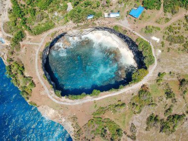 Nusa Penida, Bali, Endonezya 'da Rocky Coast ve Coves' a tepeden bakan hava aracı görüntüsü.