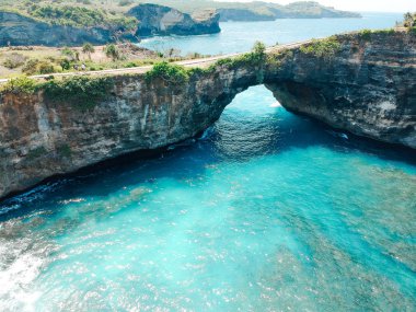 Nusa Penida Broken Beach Havadan drone görünümü, Bali, Endonezya. Rocky Coast Ve Koyların Havai Görünümü