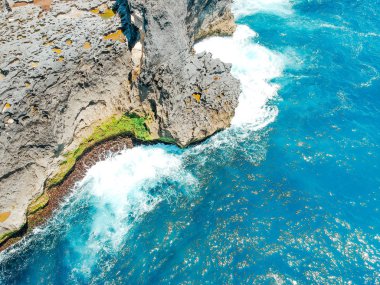 Nusa Penida, Bali, Endonezya mercan plaj ve mavi okyanus dalgaları hava drone üst görünümü. Rocky Coast Ve Koyların Havai Görünümü