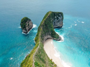 Nusa Penida, Bali, Endonezya inanılmaz mavi okyanus ile uçurum, okyanus, plaj, kıyı havadan drone görünümü