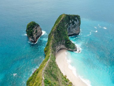 Nusa Penida, Bali, Endonezya inanılmaz mavi okyanus ile uçurum, okyanus, plaj, kıyı havadan drone görünümü