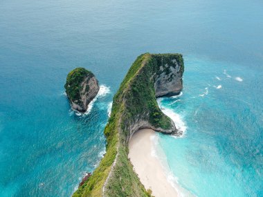 Nusa Penida, Bali, Endonezya inanılmaz mavi okyanus ile uçurum, okyanus, plaj, kıyı havadan drone görünümü