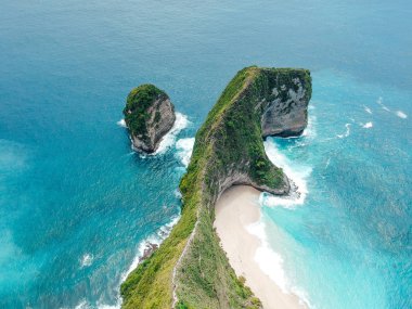Nusa Penida, Bali, Endonezya inanılmaz mavi okyanus ile uçurum, okyanus, plaj, kıyı havadan drone görünümü