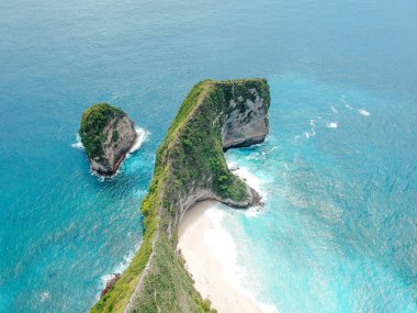 Nusa Penida, Bali, Endonezya inanılmaz mavi okyanus ile uçurum, okyanus, plaj, kıyı havadan drone görünümü