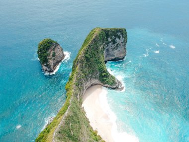 Nusa Penida, Bali, Endonezya inanılmaz mavi okyanus ile uçurum, okyanus, plaj, kıyı havadan drone görünümü