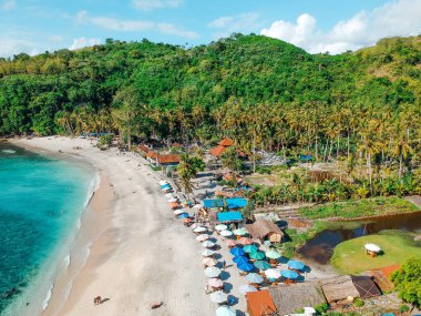 Tropik ada, Bali, Endonezya yazında şemsiye ile Güzel kristal berraklığında su ve beyaz plaj havadan görünümü