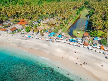 Tropik ada, Bali, Endonezya yazında şemsiye ile Güzel kristal berraklığında su ve beyaz plaj havadan görünümü