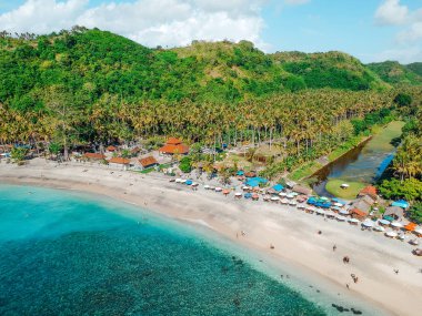 Tropik ada, Bali, Endonezya yazında şemsiye ile Güzel kristal berraklığında su ve beyaz plaj havadan görünümü