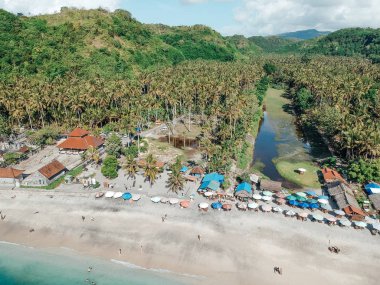 Tropik ada, Bali, Endonezya yazında şemsiye ile Güzel kristal berraklığında su ve beyaz plaj havadan görünümü