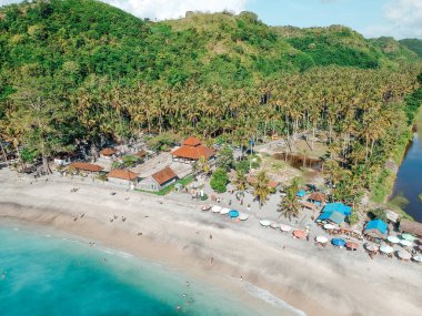 Tropik ada, Bali, Endonezya yazında şemsiye ile Güzel kristal berraklığında su ve beyaz plaj havadan görünümü