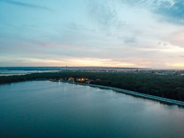 gün batımında dalgalı su yüzeyi ve bulutlu gökyüzü görünümü, Bali, Endonezya
