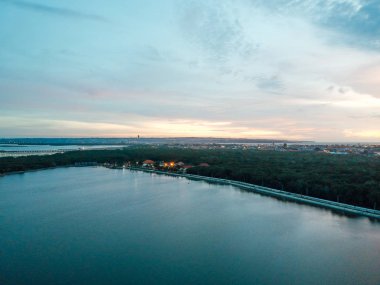 gün batımında dalgalı su yüzeyi ve bulutlu gökyüzü görünümü, Bali, Endonezya