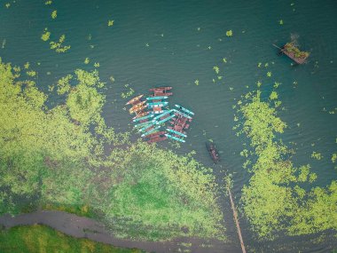 Lake Tamblingan mavi geleneksel tekneler ile havadan üst görünümü, Bali, Endonezya. Tamblingan, Bedugul bölgesindeki üç gölden biridir.