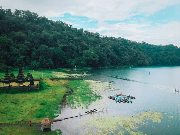 Widok Lotu Ptaka Niebieskimi Tradycyjnymi Łodziami Nad Jeziorem Tamblingan Bali — Zdjęcie stockowe