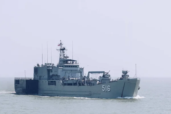 スラバヤ インドネシア 2019年4月21日 インドネシア海軍がジャバネス海の真ん中にクリー テルク バンテン516戦艦を航海 北マドゥラ インドネシア — ストック写真