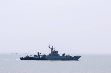 Surabaya, Endonezya - 21 Nisan 2019 : Endonezya Donanması, Tanjung Perak Surabaya limanı yakınlarındaki Madura boğazında Kri Lambung Mangkurat 353 Zırhlısı'na yelken açıyor