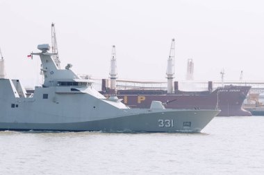 Surabaya, Endonezya - 21 Nisan 2019 : Endonezya Donanması, Tanjung Perak Surabaya limanı yakınlarındaki Madura boğazında Kri Raden Eddy Martandinata 331 fırkateyn Zırhlısı'na yelken açmıştı.
