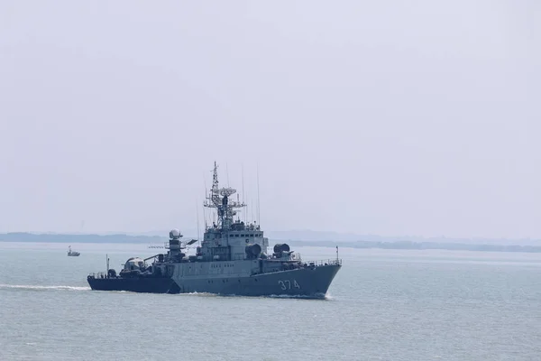 スラバヤ インドネシア 2019年4月21日 インドネシア海軍がタンジュン ペラク スラバヤ港近くのマドゥラ海峡でクリ ラムン マングラート353戦艦を航海 — ストック写真