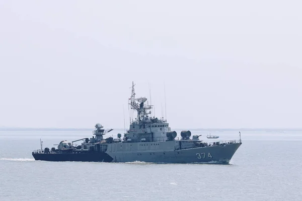 スラバヤ インドネシア 2019年4月21日 インドネシア海軍がタンジュン ペラク スラバヤ港近くのマドゥラ海峡でクリ ラムン マングラート353戦艦を航海 — ストック写真