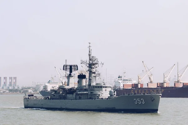 スラバヤ インドネシア 2019年4月21日 インドネシア海軍がタンジュン ペラク スラバヤ港近くのマドゥラ海峡でクリ ラムン マングラート353戦艦を航海 — ストック写真