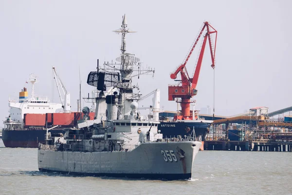 スラバヤ インドネシア 2019年4月21日 インドネシア海軍はタンジュン ペラク スラバヤ港近くのマドゥラ海峡でクリ アブドゥル ハリム ペルダナクスマ355フリゲート戦艦を航海 — ストック写真